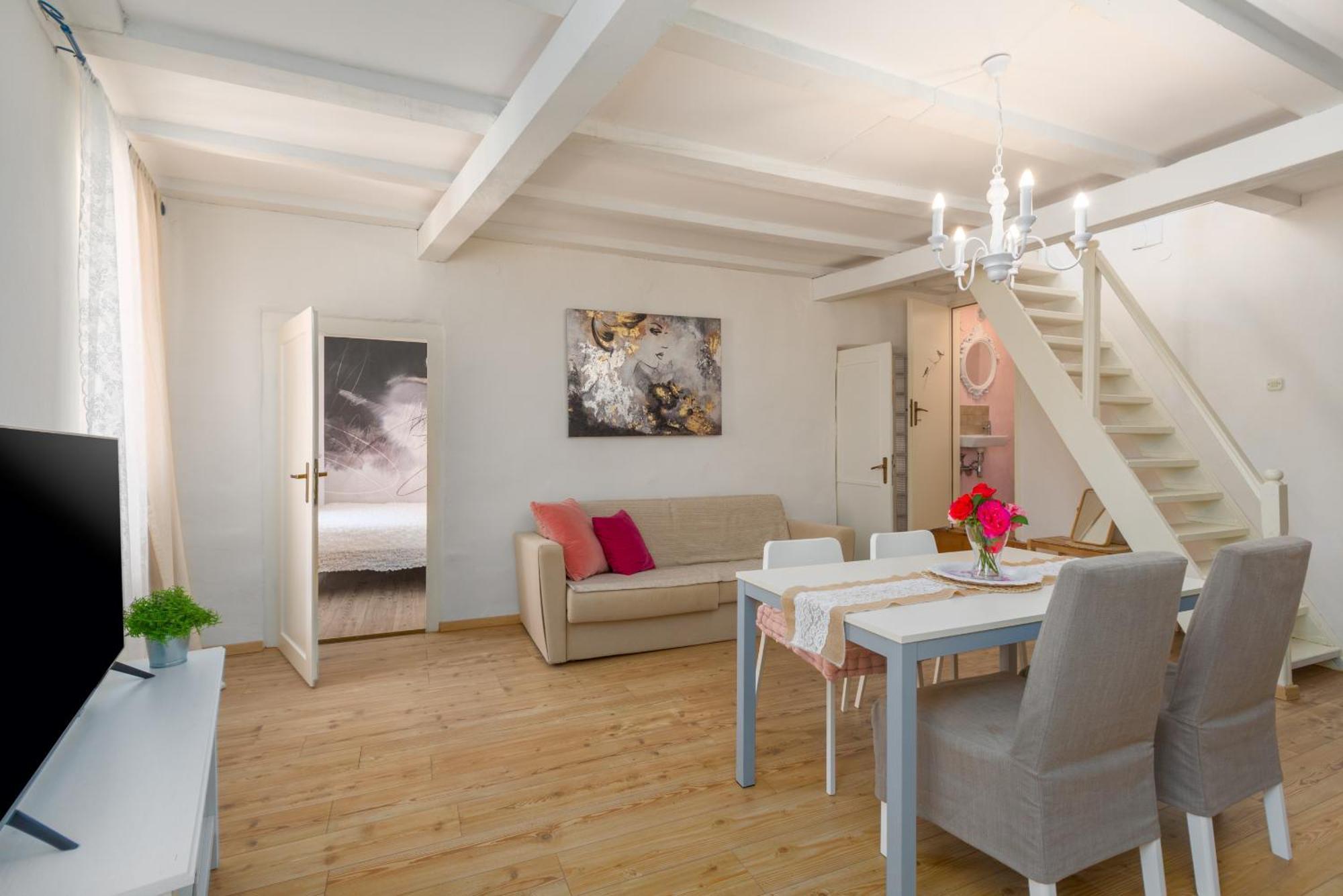 Bianco&rosa Apartment