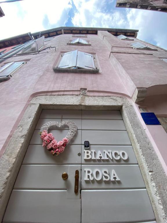 Bianco&rosa Apartment *