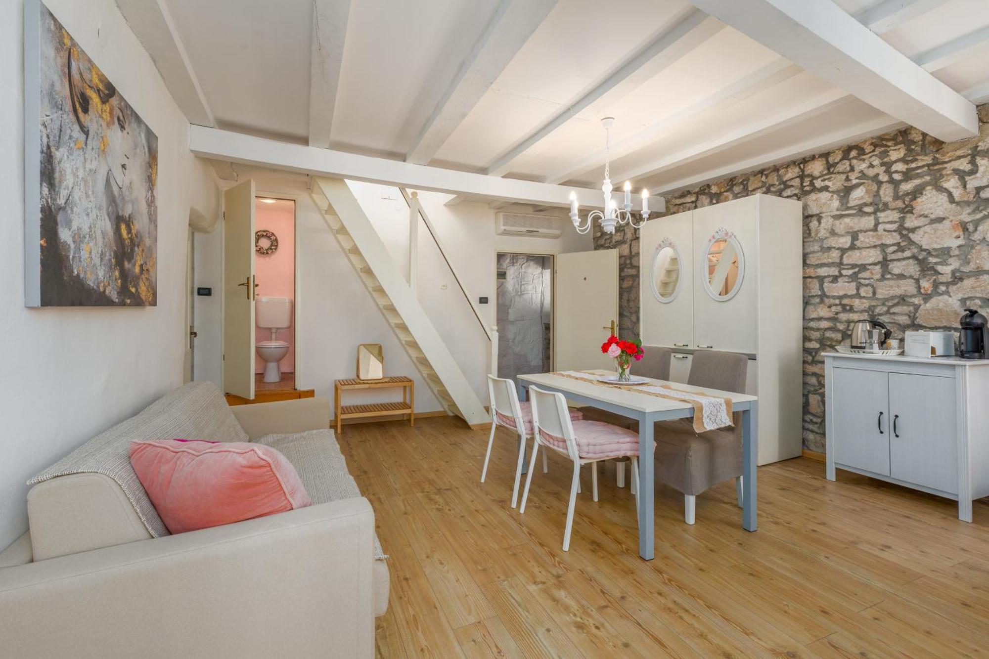 Bianco&rosa Apartment